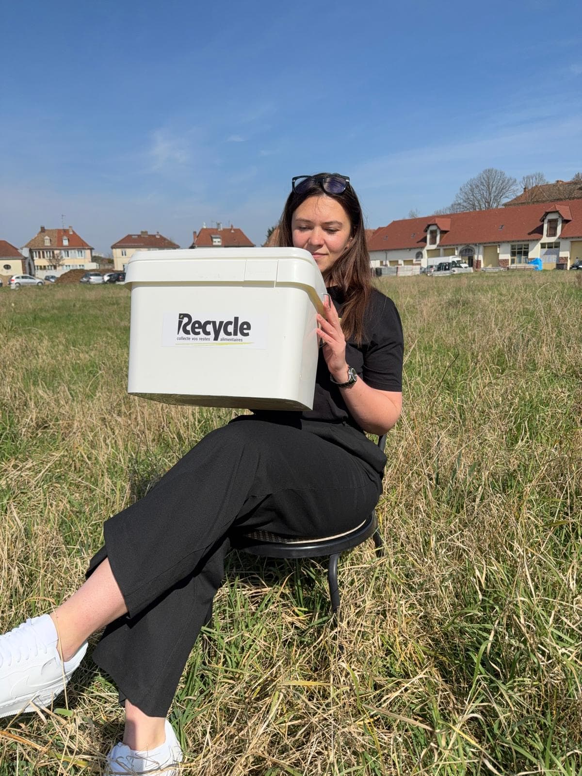 Collaboratrice Recycle avec un bioseau